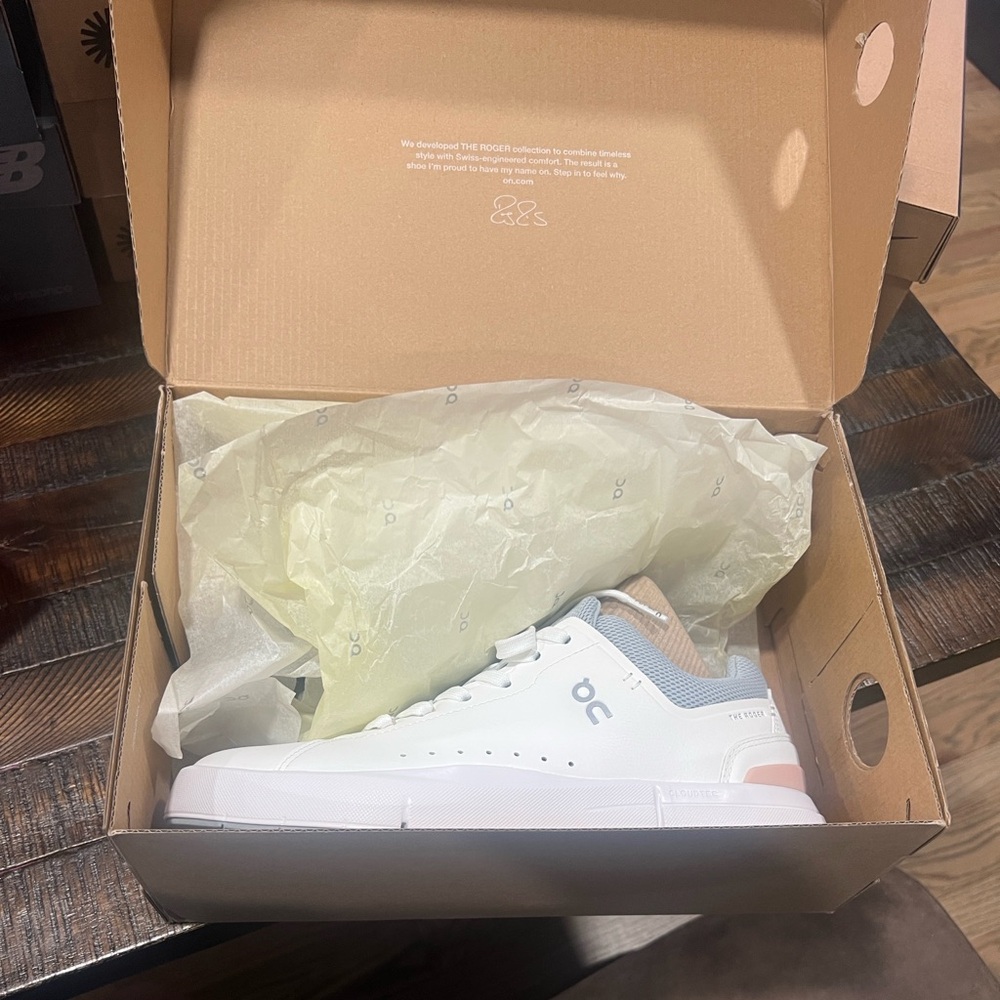 On THE ROGER Advantage 2 Women's Sneakers in White and Soft Pink
